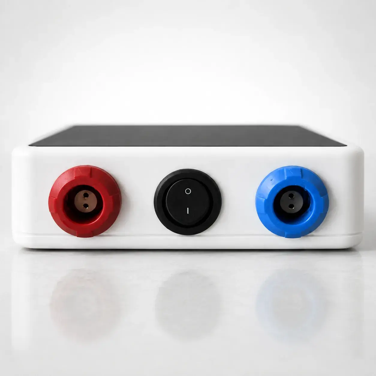 The end of the device: a red socket, a power switch and a blue socket